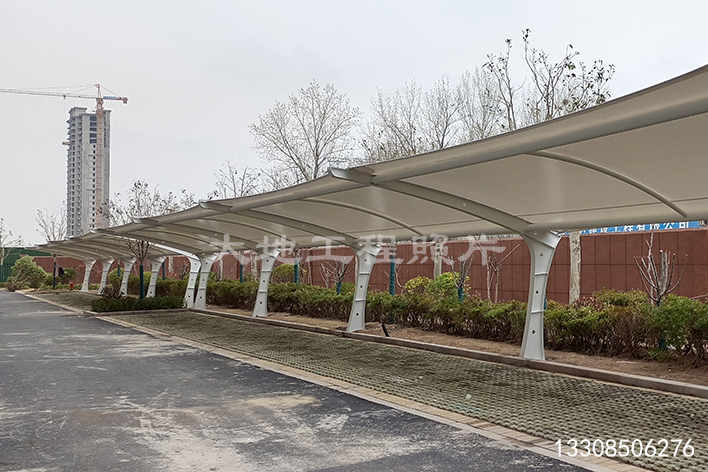 2023年7月15日，山東菏澤希望小學(xué)電動(dòng)車充電車棚順利竣工