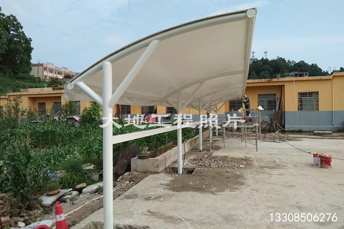 2023年9月10日，貴州省關(guān)嶺縣扒子電動(dòng)車充電車棚順利竣工